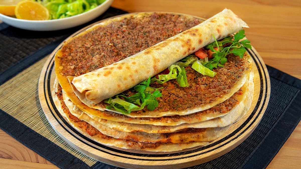 Evde urfa usulü lahmacun yapmaya hazır mısın? İşte Urfalı usta ellerden lahmacun tarifi