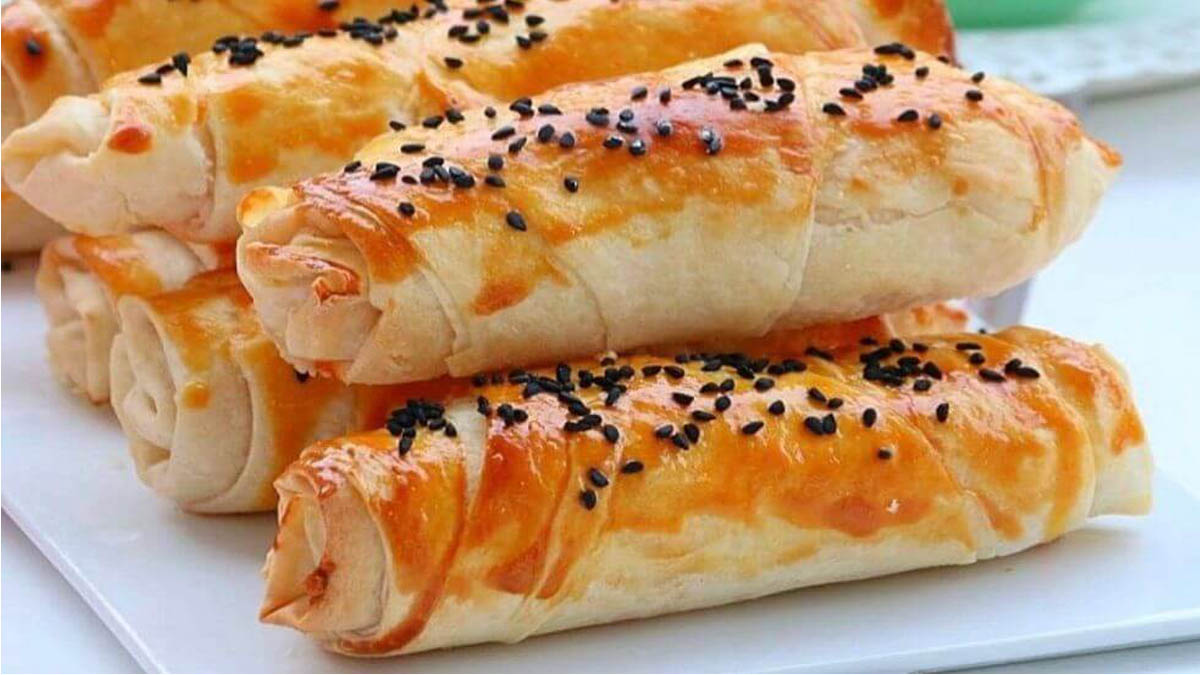 Bu böreğin kokusuna tüm ev halkı uyanacak! Çıtır börek yapmanın sırrı sosunda!